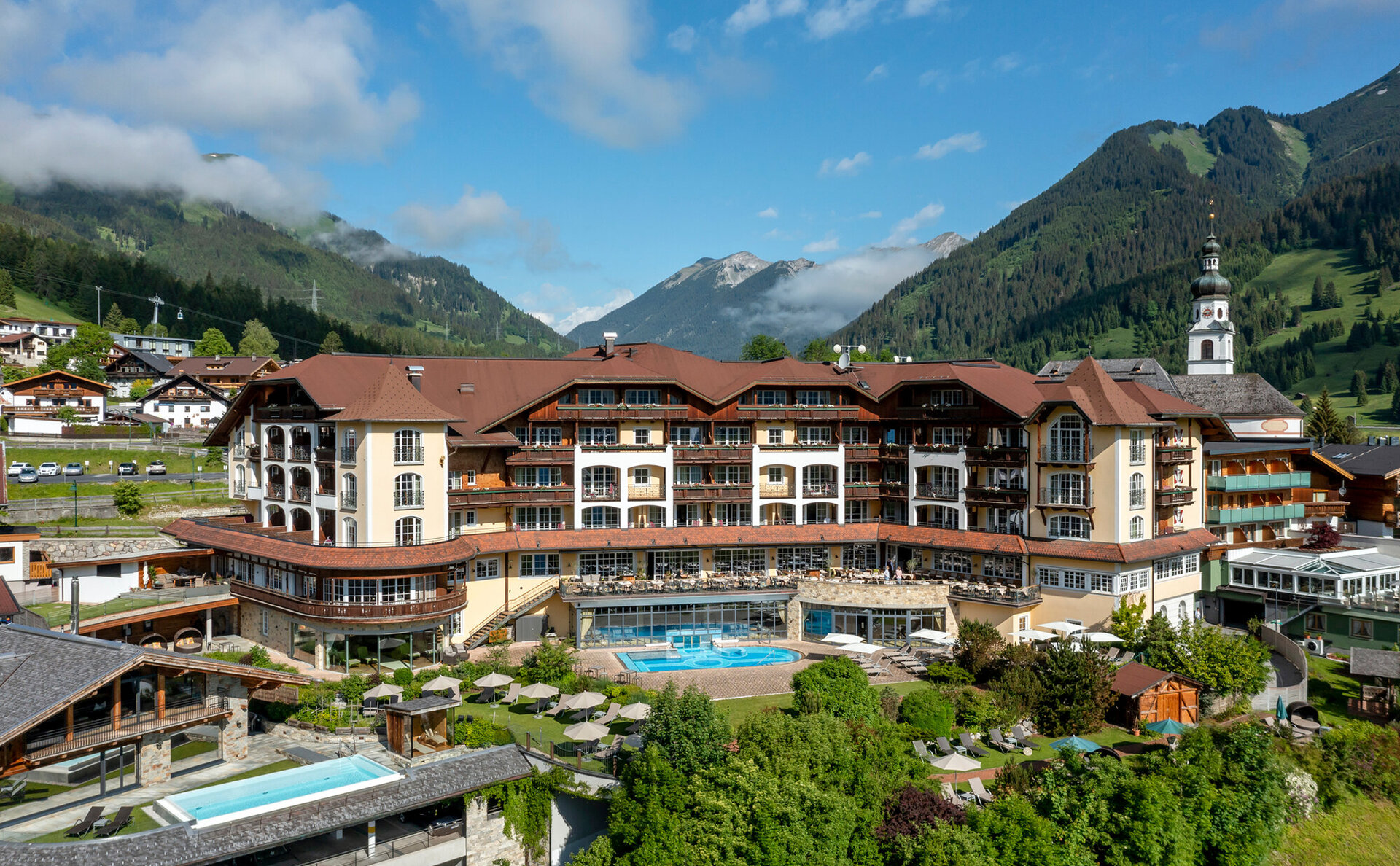 Luftaufnahme vom Hotel Post Lermoos