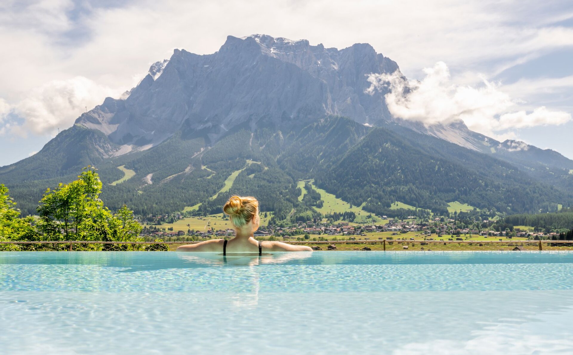 Frau im Pool mit Zugspitz-Blick