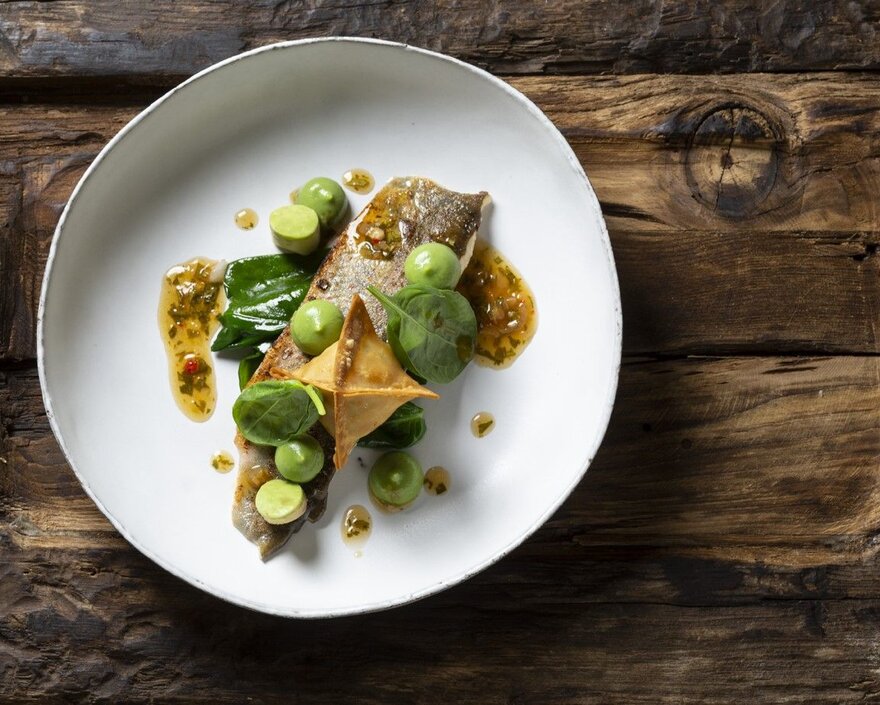 Fisch mit Gemüsedeko auf Teller