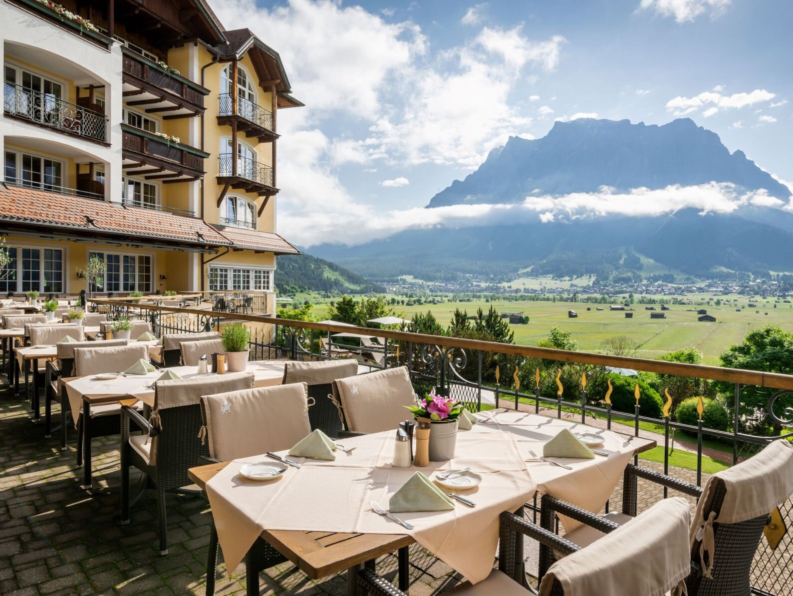 Hotelterasse mit gedeckten Tischen